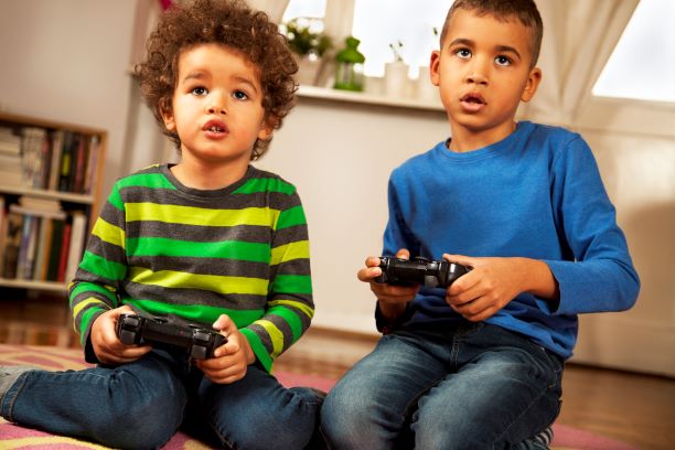 معاینه چشم برای کودکی که بازی ویدئویی می کند ضروری است